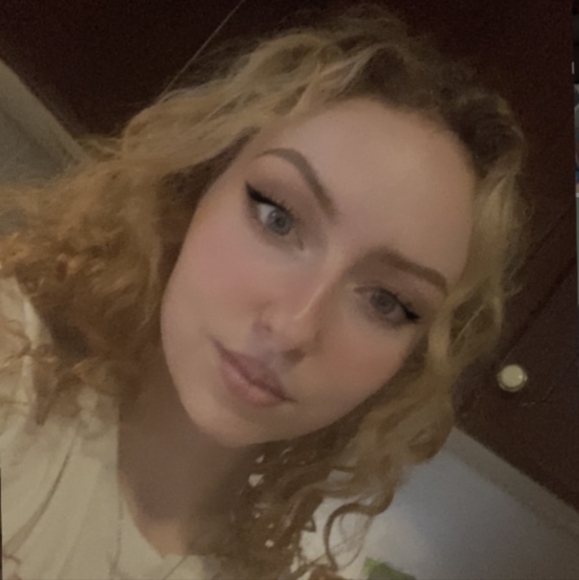 Meet your Posher, Kenzie - Picture 1 of 2